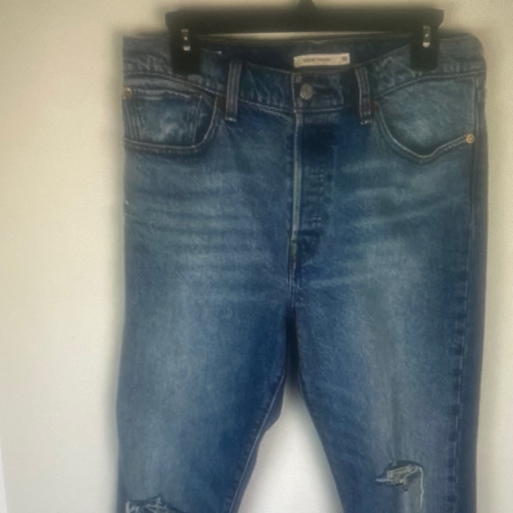 Levi’s Wedgie Straight Distressed Raw Hem Jeans Size 30